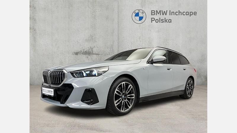 Brooklyn grey metallic metalizowany Używany 2024 BMW 520 Comfort Edition Kombi | 253 900 zł (Uczciwa cena) - Obraz 1/3