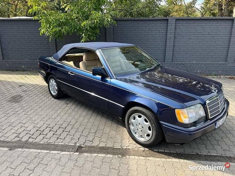 Granatowy Używany 1995 Mercedes E320 Kabriolet | 120 000 zł - Obraz 1/4
