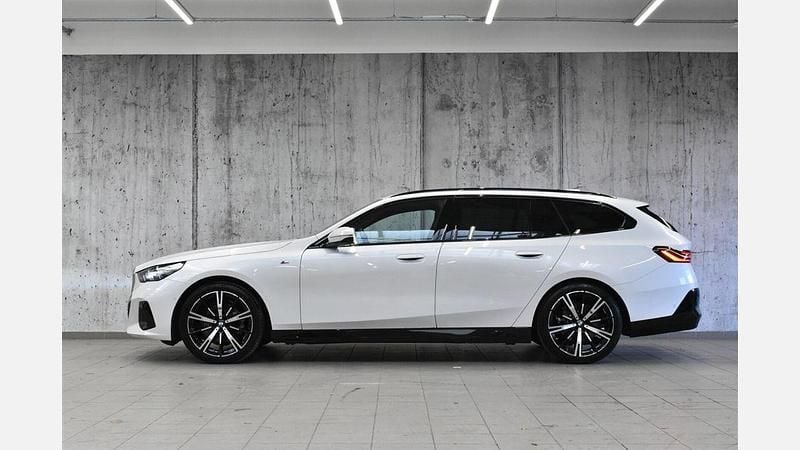 Używany BMW 520 Comfort Edition 190 KM (139 kW) 2025 Mineral white metallic metalizowany Kombi