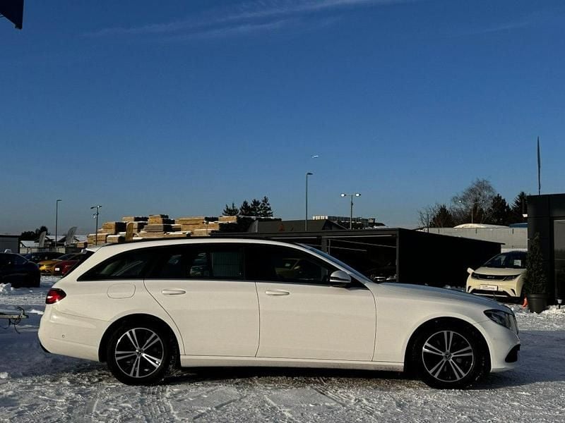 Używany Mercedes E220 194 KM (142 kW) 2020 Biały (metalik) Kombi