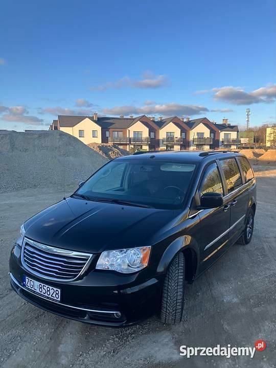 Czarny Używany 2016 Chrysler Town & Country Van | 36 900 zł - Obraz 1/4