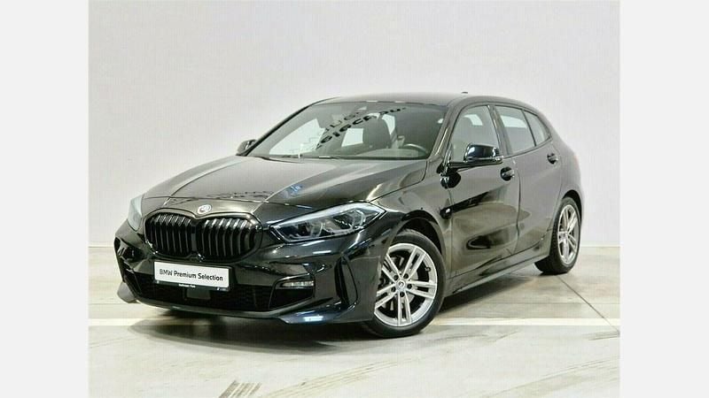 Czarny szafir metalizowany Używany 2022 BMW 118 Shadowline Hatchback | 99 900 zł (Dobra cena) - Obraz 1/3