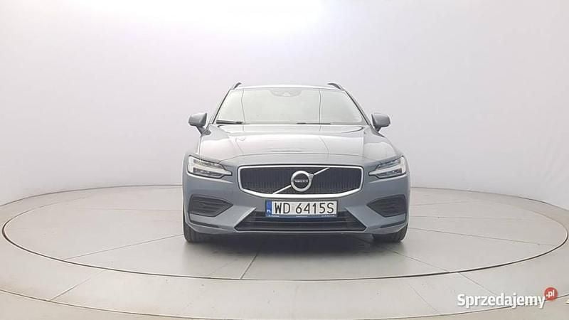 Niebieski Używany 2022 Volvo V60 Momentum Kombi | 104 850 zł (Uczciwa cena) - Obraz 1/4