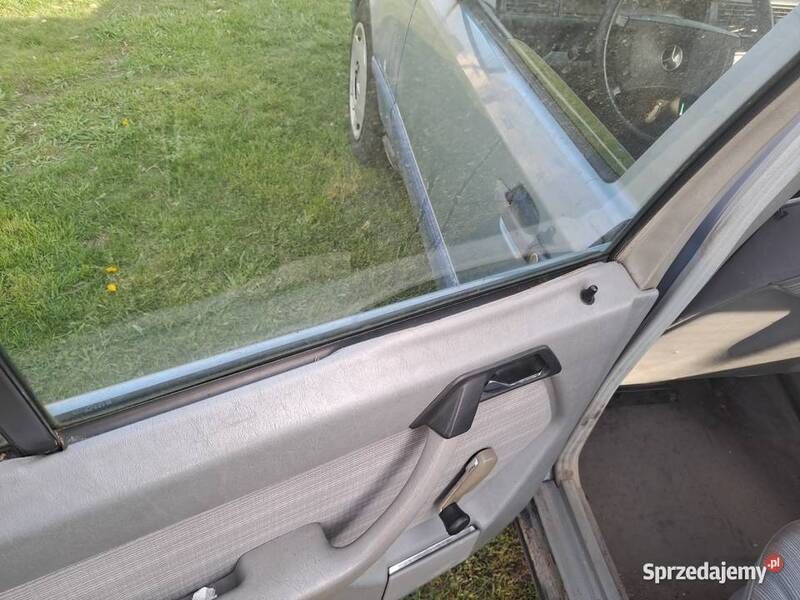 Używany 1988 Mercedes E250 | 3800 zł - Obraz 1/4