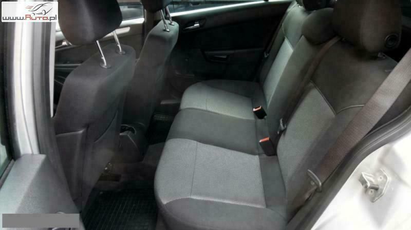 Używany Opel Astra 90 KM (66 kW) 2010 Srebrny (metalik) Sedan/Limuzyna