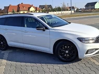 Biały Używany 2020 VW Passat Kombi | 79 000 zł (Uczciwa cena) - Obraz 1/3