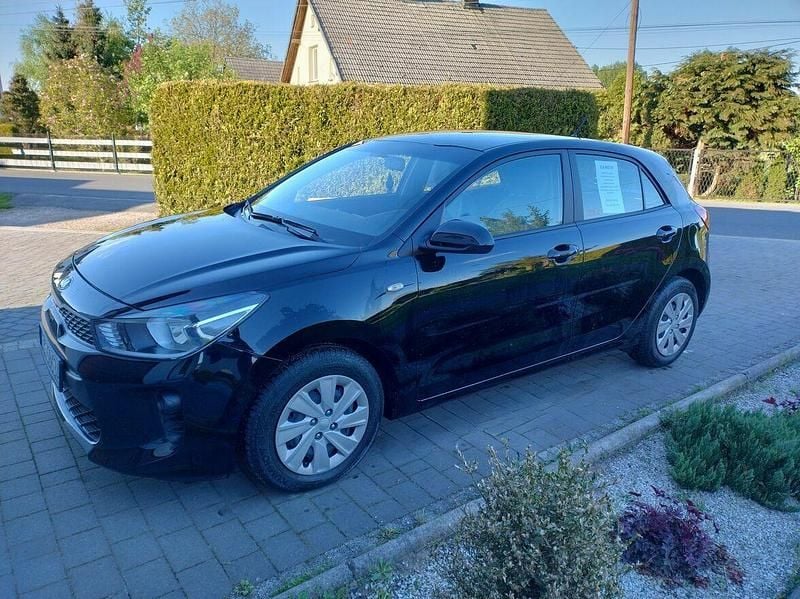 Czarny Używany 2019 Kia Rio Hatchback | 45 900 zł (Uczciwa cena) - Obraz 1/4