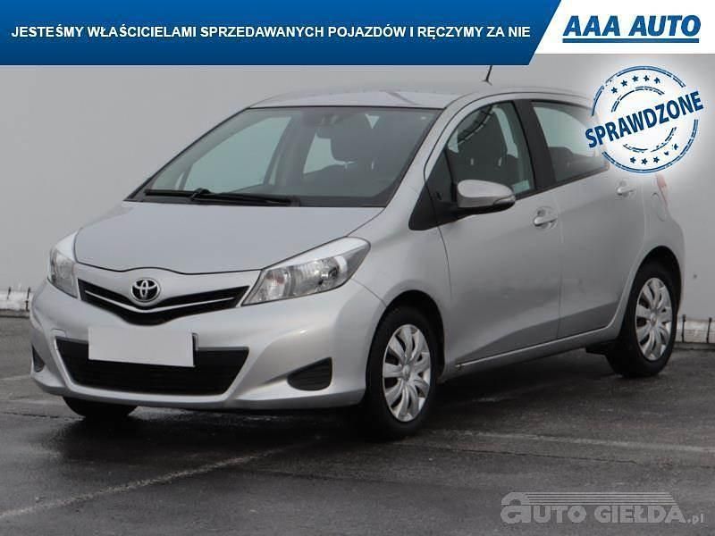 Używany Toyota Yaris 2013 Srebrny Hatchback