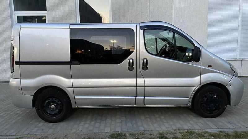 Srebrny Używany 2004 Opel Vivaro Van | 20 000 zł (Dość drogi) - Obraz 1/4