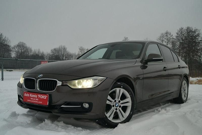 Szary (metalik) Używany 2013 BMW 320 Sport Line Sedan/Limuzyna | 49 500 zł (Uczciwa cena) - Obraz 1/4