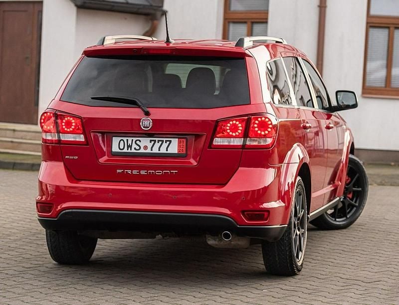 Używany Fiat Freemont Black Code 170 KM (125 kW) 2015 Czerwony SUV