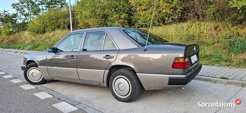 Brązowy Używany 1991 Mercedes E230 Sedan/Limuzyna | 9900 zł - Obraz 1/4