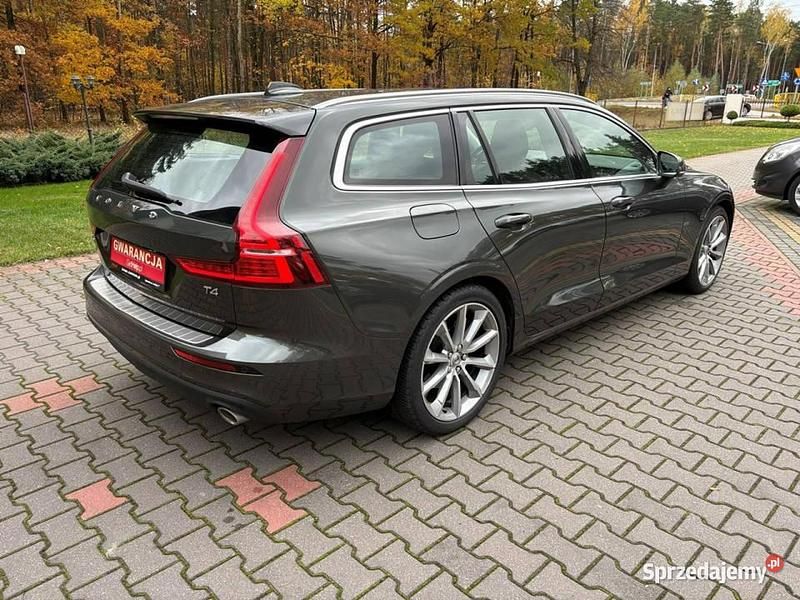Używany Volvo V60 190 KM (139 kW) 2020 Szary (metalik) Kombi