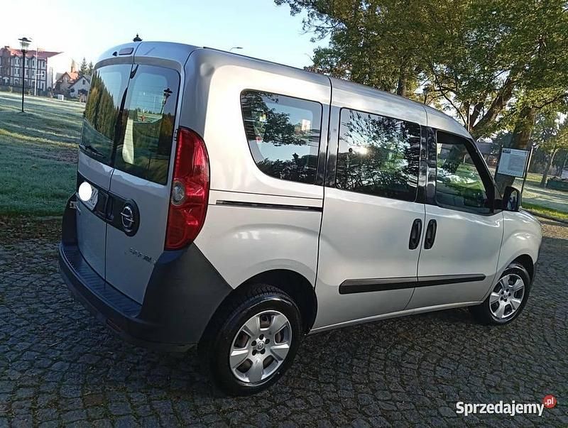 Srebrny Używany 2017 Opel Combo Minivan | 22 900 zł (Dobra cena) - Obraz 1/4