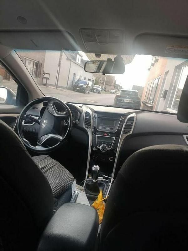 Używany Hyundai i30 2014 Brązowobeżowy Hatchback