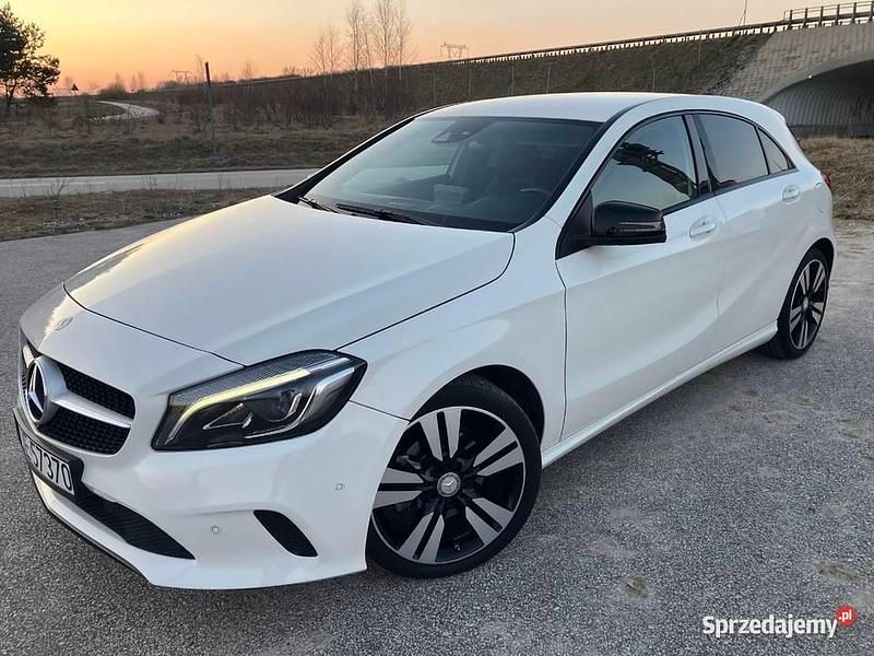 Biały Używany 2016 Mercedes A200 Hatchback | 67 900 zł - Obraz 1/4