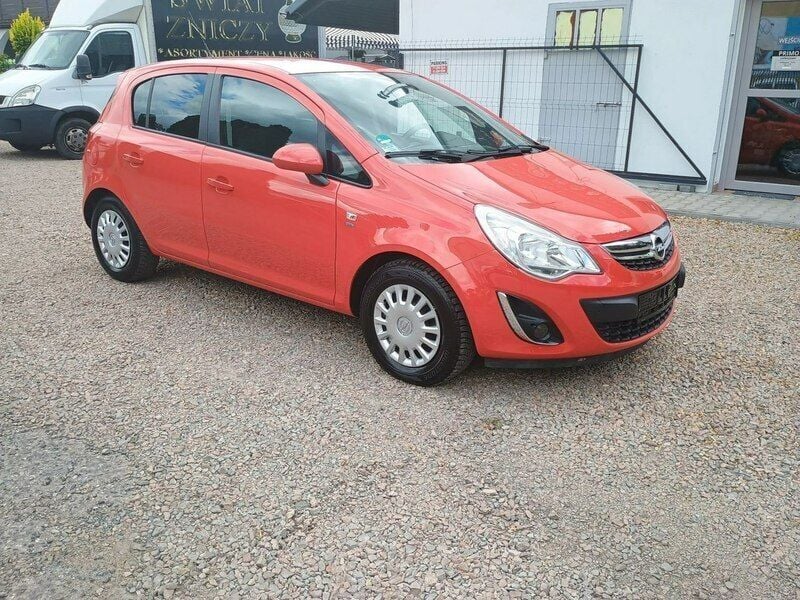 Używany Opel Corsa 70 KM (51 kW) 2011 Czerwony Sedan/Limuzyna