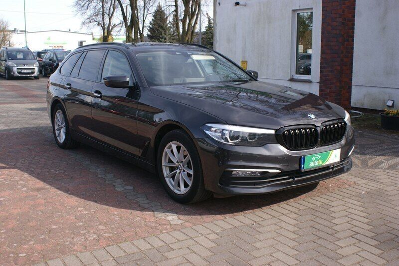 Grafitowy (metalik) Używany 2017 BMW 520 Kombi | 86 000 zł (Super Cena) - Obraz 1/4