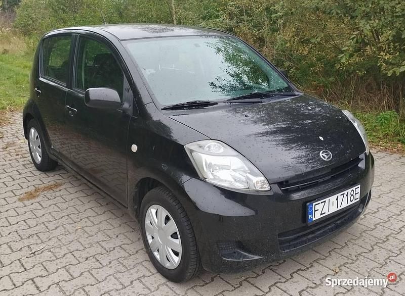 Czarny Używany 2010 Daihatsu Sirion Hatchback | 9990 zł (Uczciwa cena) - Obraz 1/4