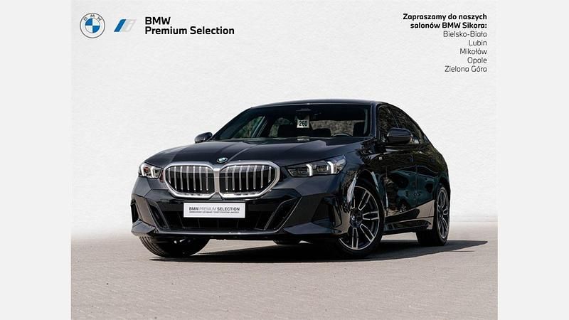 Szary sophisto z brylantowym połyskiem metalizowany Używany 2024 BMW 520 Comfort Edition Sedan/Limuzyna | 229 900 zł (Super Cena) - Obraz 1/3