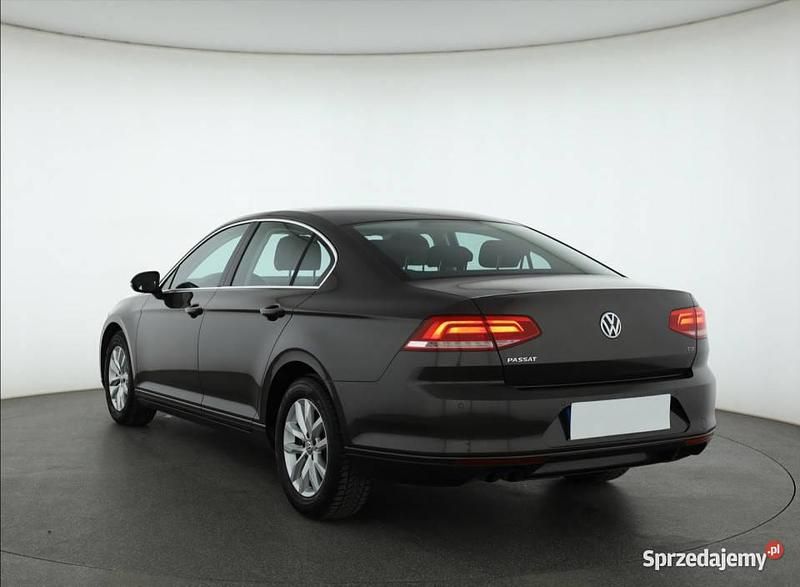 Używany VW Passat 180 KM (132 kW) 2017 Brązowy Sedan/Limuzyna