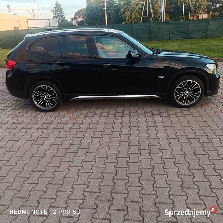 Czarny Używany 2011 BMW X1 SUV | 35 500 zł (Uczciwa cena) - Obraz 1/4