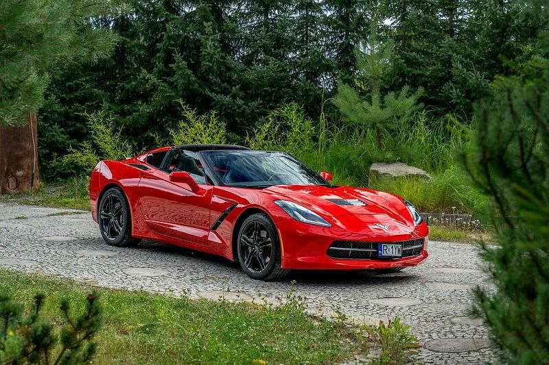 Czerwony (metalik) Używany 2016 Chevrolet Corvette Coupe | 189 777 zł - Obraz 1/4