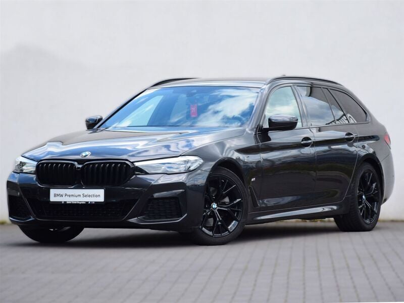Szary sophisto z brylantowym połyskiem metalizowany Używany 2022 BMW 520 Shadowline Kombi | 219 900 zł - Obraz 1/4