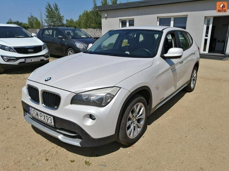 Biały Używany 2012 BMW X1 SUV | 34 900 zł (Uczciwa cena) - Obraz 1/4