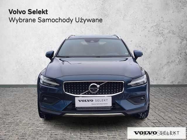 Używany Volvo V60 CC 250 KM (183 kW) 2022 Niebieski Kombi