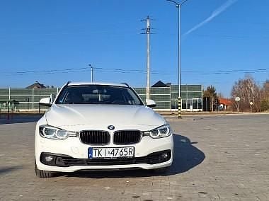 Biały Używany 2019 BMW 320 Kombi | 77 900 zł (Uczciwa cena) - Obraz 1/4