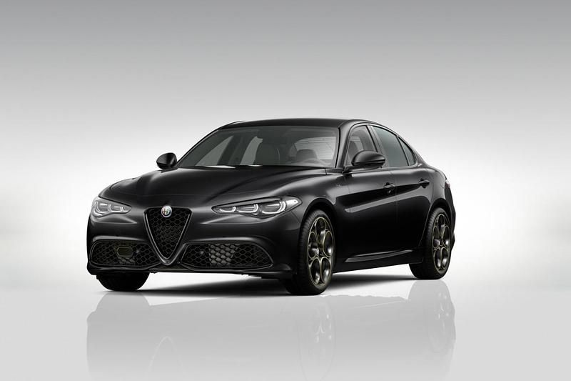 Lakier metalizowany czarny volcano black Nowe 2025 Alfa Romeo Giulia Sedan/Limuzyna | 225 422 zł (Uczciwa cena) - Obraz 1/3
