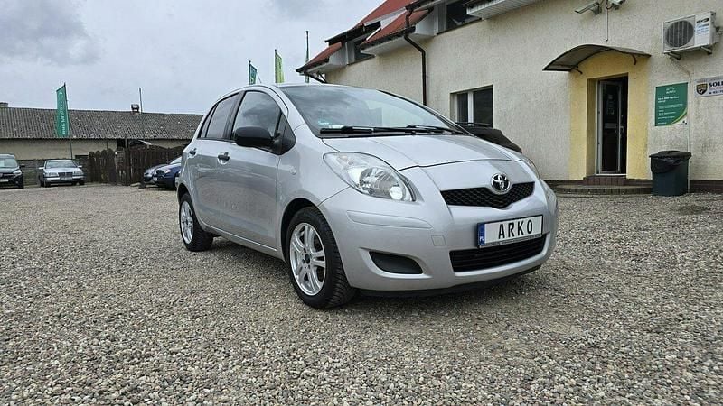 Używany Toyota Yaris 100 KM (73 kW) 2010 Srebrny Hatchback