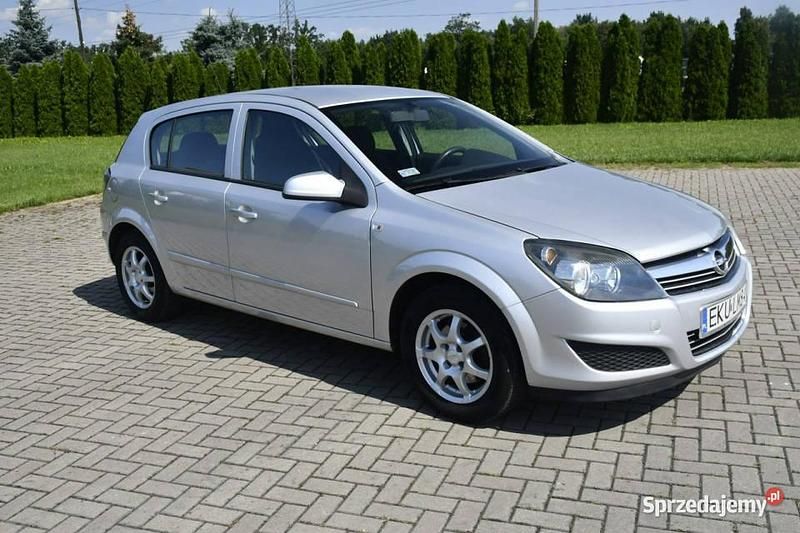Srebrny Używany 2009 Opel Astra Hatchback | 11 900 zł - Obraz 1/4