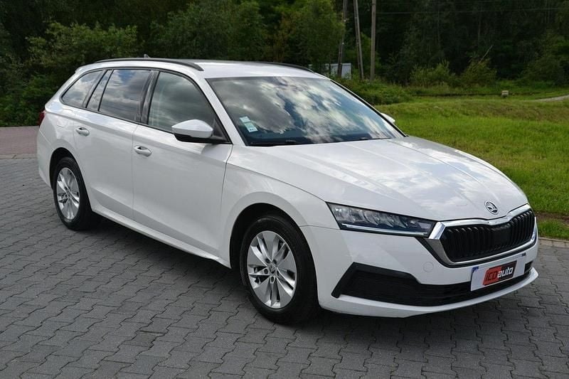 Biały Używany 2023 Skoda Octavia Kombi | 66 500 zł (Uczciwa cena) - Obraz 1/4