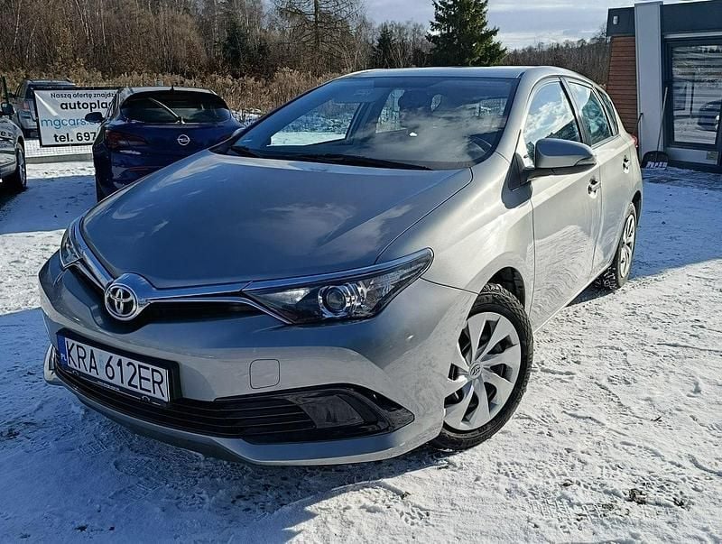 Używany Toyota Auris 99 KM (72 kW) 2017 Szary Hatchback