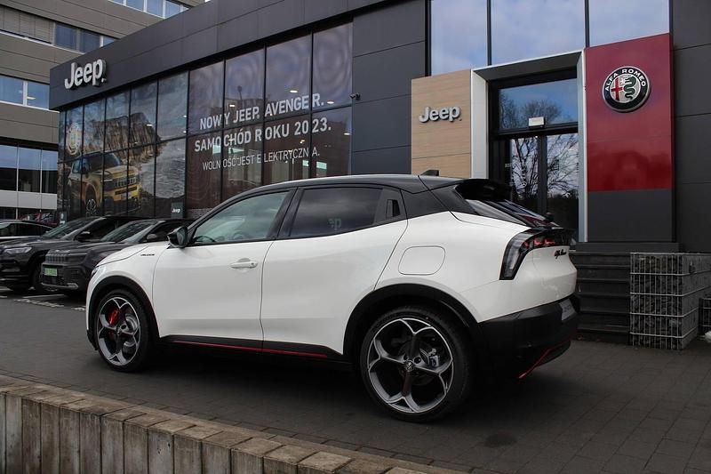 Nowe Alfa Romeo Junior Veloce 205 kW (280 KM) 2025 Lakier pastelowy biały z czarnym dachem  sempione SUV