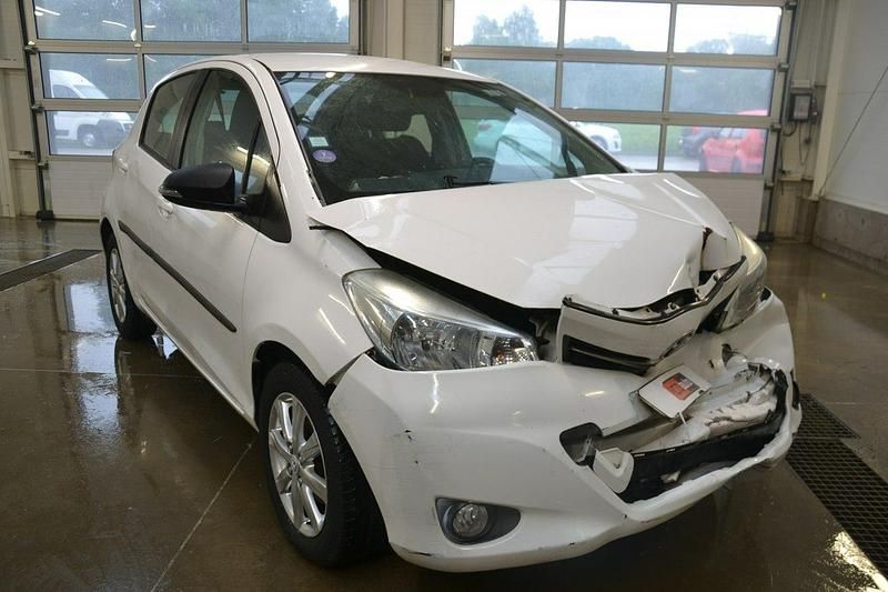Biały Używany 2013 Toyota Yaris Hatchback | 8800 zł - Obraz 1/4