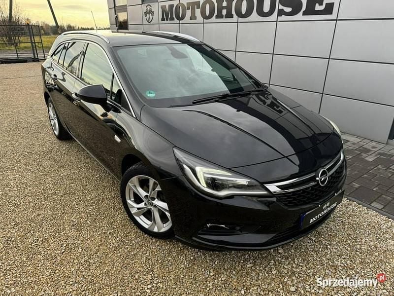 Czarny (metalik) Używany 2016 Opel Astra Dynamic Kombi | 38 900 zł (Uczciwa cena) - Obraz 1/4