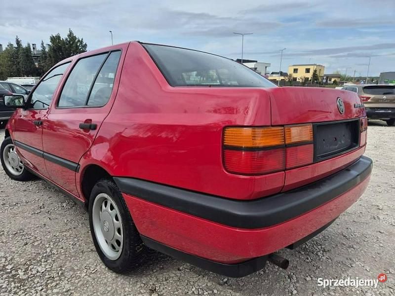 Czerwony Używany 1994 VW Vento Sedan/Limuzyna | 10 800 zł - Obraz 1/4