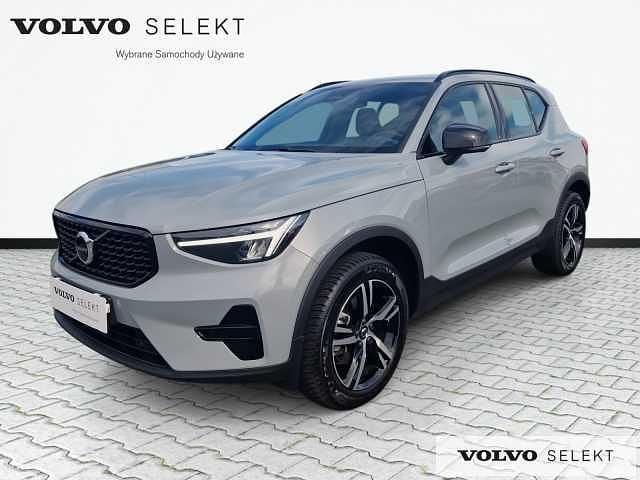 Szary Używany 2025 Volvo XC40 SUV | 167 900 zł (Uczciwa cena) - Obraz 1/3