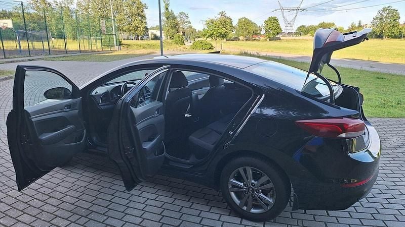 Używany Hyundai Elantra 128 KM (94 kW) 2016 Czarny Sedan/Limuzyna