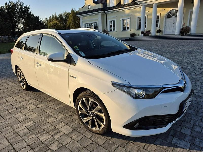 Używany Toyota Auris Hybrid 98 KM (72 kW) 2018 Biały Hatchback