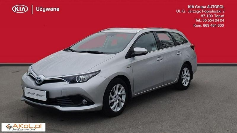 Używany Toyota Auris Hybrid 99 KM (72 kW) 2018 Srebrny (metalik) Sedan/Limuzyna