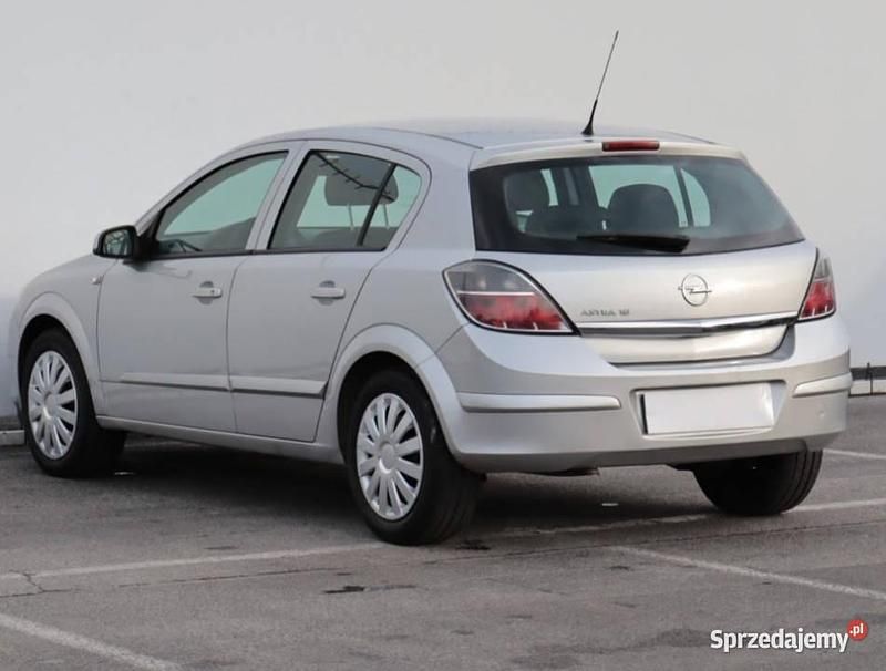 Używany Opel Astra 2008 Srebrny Hatchback