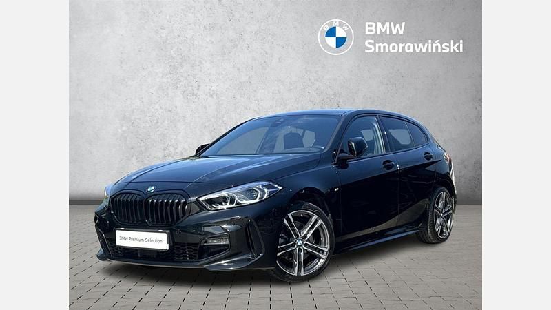 Czarny szafir metalizowany Używany 2023 BMW 118 Shadowline Hatchback | 164 900 zł - Obraz 1/3