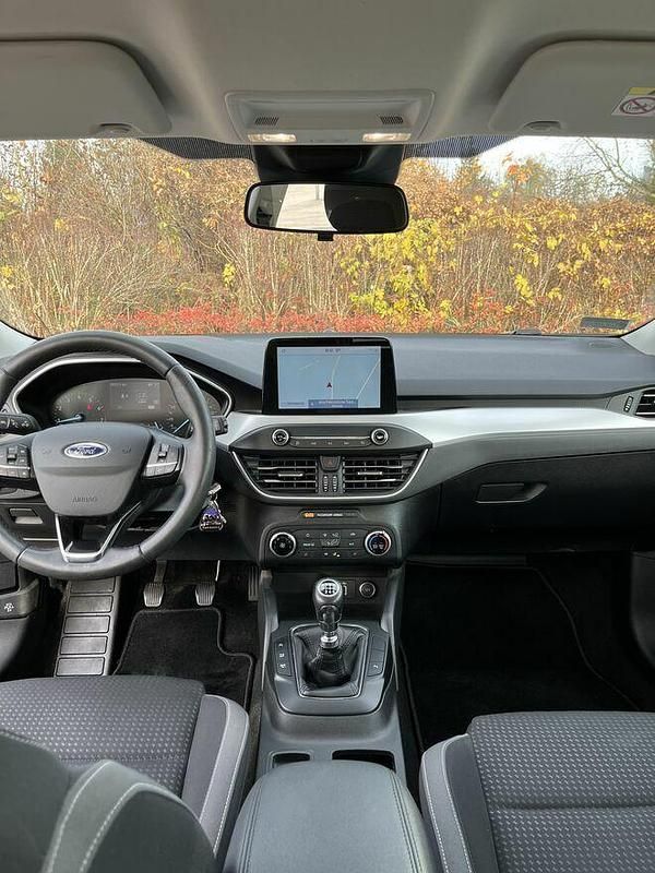 Niebieski Używany 2018 Ford Focus Business Edition Hatchback | 55 000 zł (Drogi) - Obraz 1/4