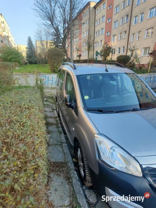 Srebrny Używany 2017 Peugeot Partner Tepee Minivan | 37 900 zł - Obraz 1/4