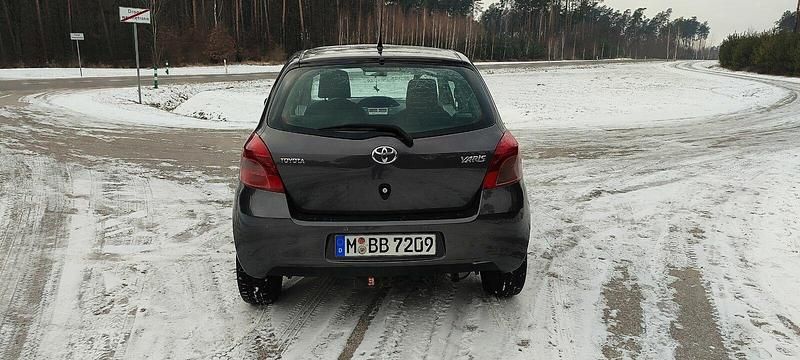 Używany Toyota Yaris 87 KM (63 kW) 2008 Szary Hatchback