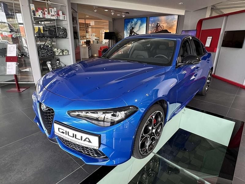 Nowe Alfa Romeo Giulia Veloce 280 KM (205 kW) 2025 Lakier metalizowany niebieski  misano blue Sedan/Limuzyna